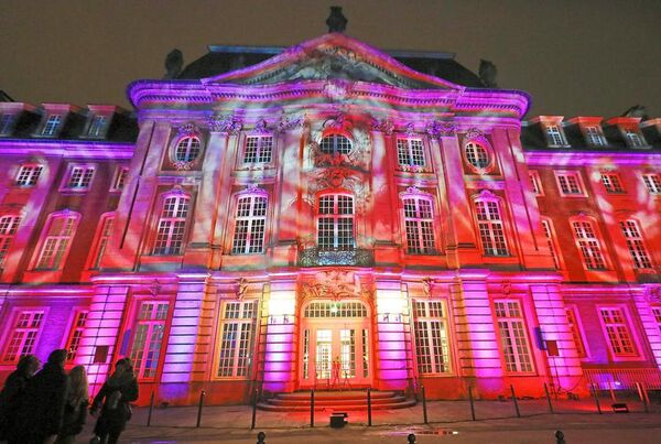 Lichttechnik in historischem Gebäude – farbige LED-Beleuchtung und Mischpult bei AE Rental
