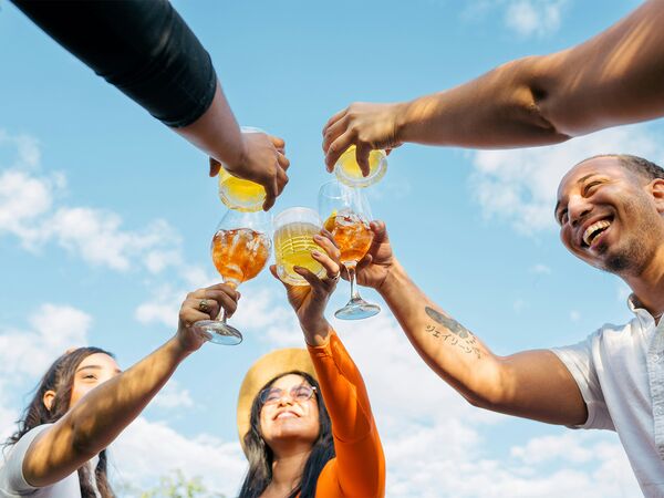 Mitarbeiter stoßen gemeinsam auf einem Sommerfest an
