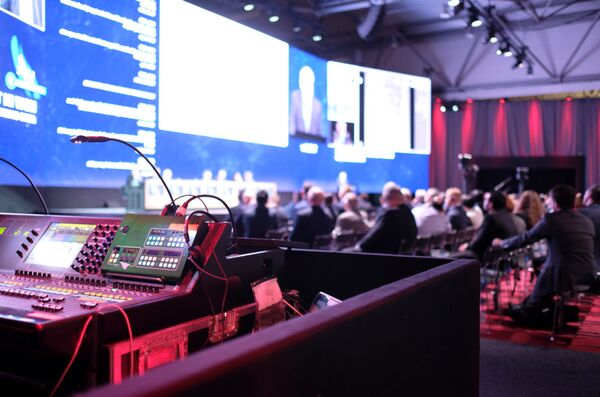 konferenz technik und kongresse - Ledwand auf Bühne mit Publikum und digital Mischpult