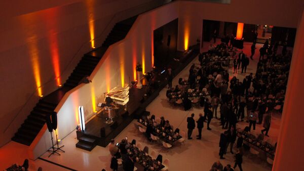 Gala Firmen Veranstaltung mit Transparentem Flügel auf der Bühne in einem weißen Museums Foyer