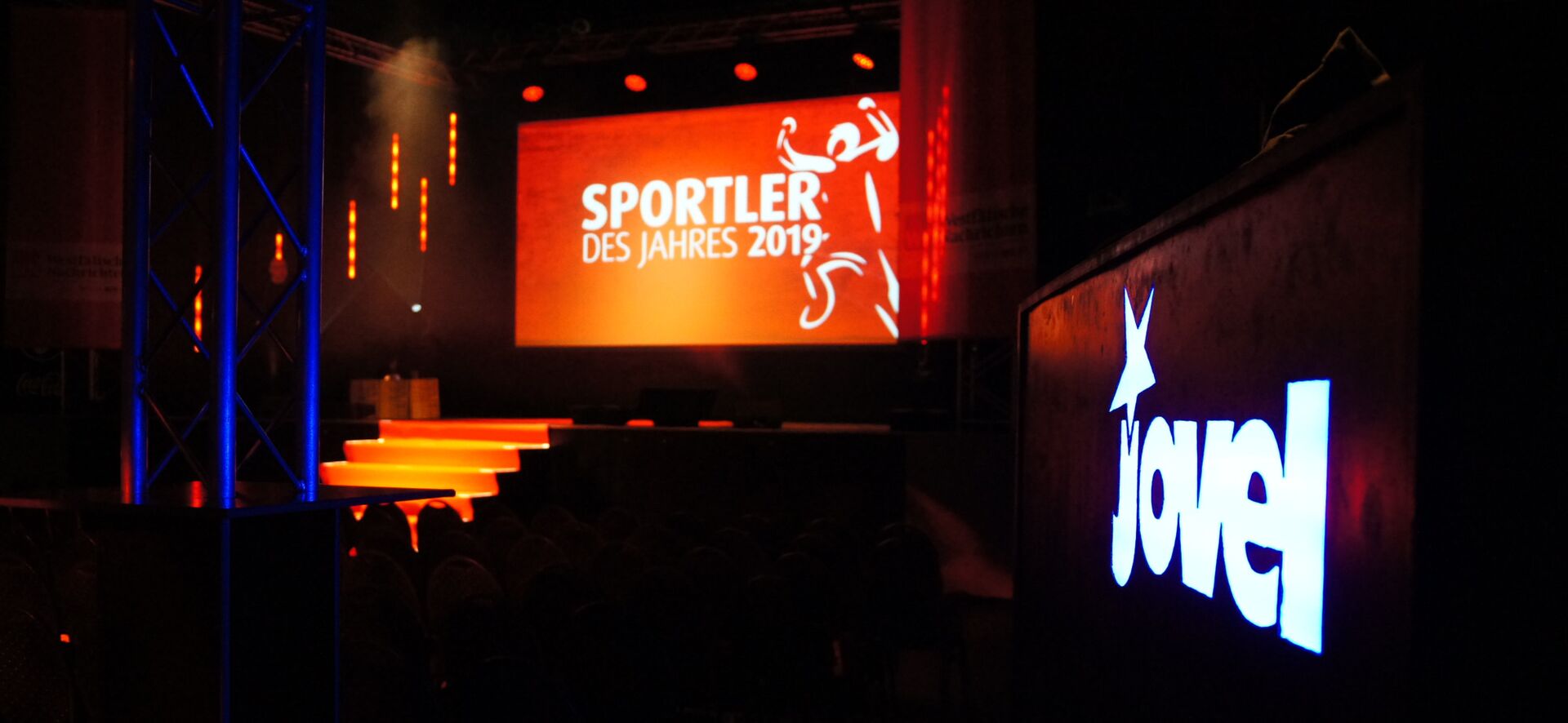 Bühnentechnik mieten - Bühne mit Traverse und Treppenaufgang in Rot beleuchtet