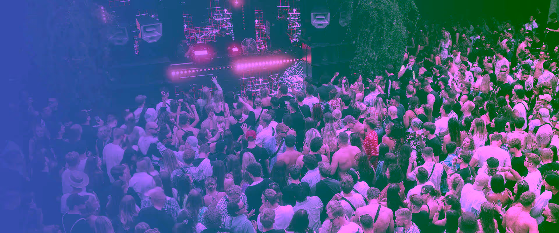 Festival-Publikum vor Bühne mit Funktion-One Soundsystem – PA mieten bei AE Rental